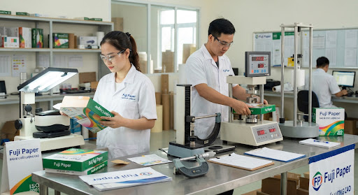 Đội ngũ R&D Fuji Paper kiểm nghiệm vật liệu